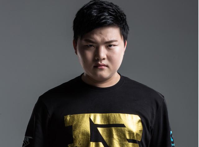 得分领先！ Hope 在团战中的终极技能造成了爆炸性的AOE伤害， Anyone's Legend 首先取得了赛点